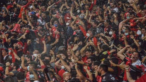 aficion-celebra-la-victoria-del-atlas-021143